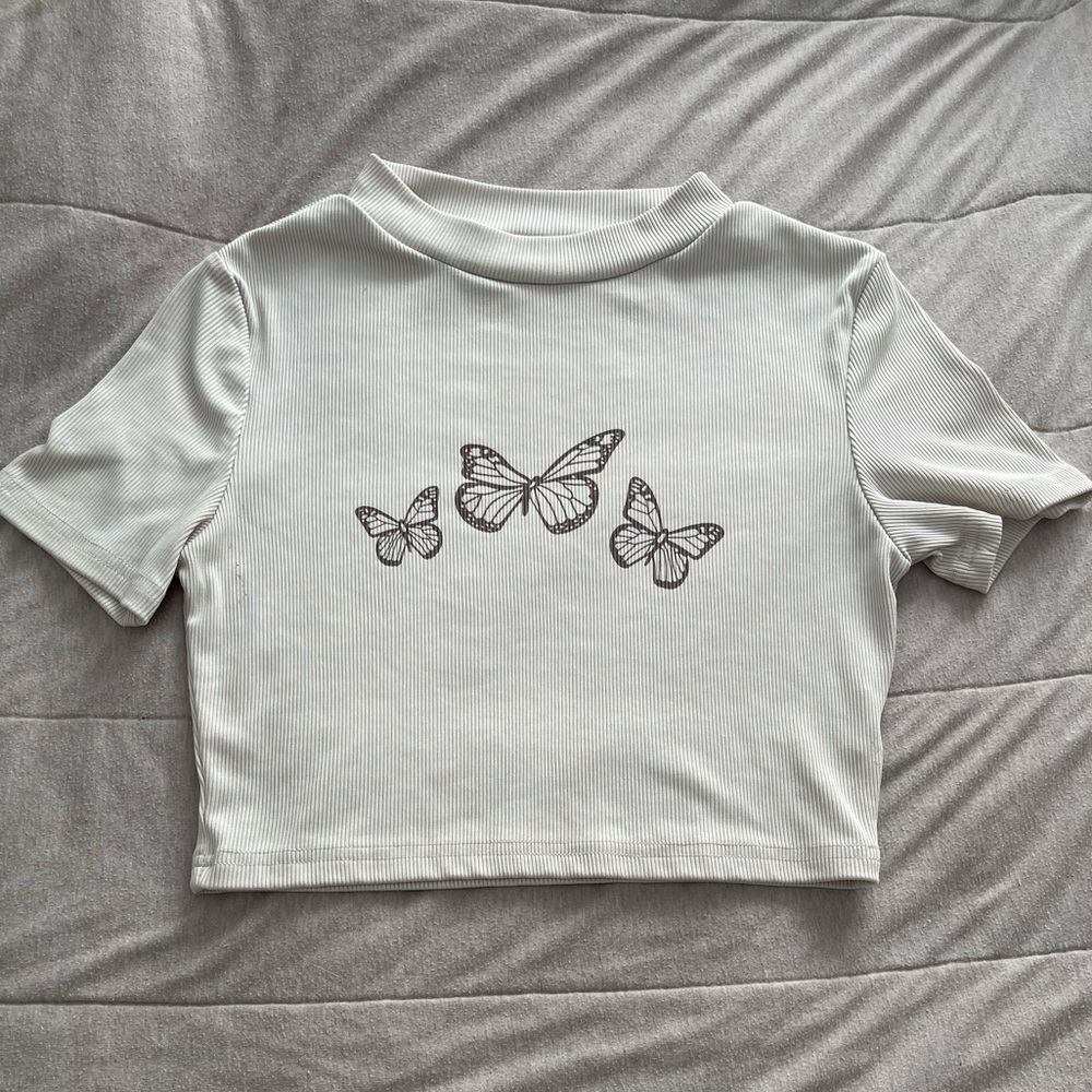 The shirt is from the brand shein and is in the size small kids. 🦢